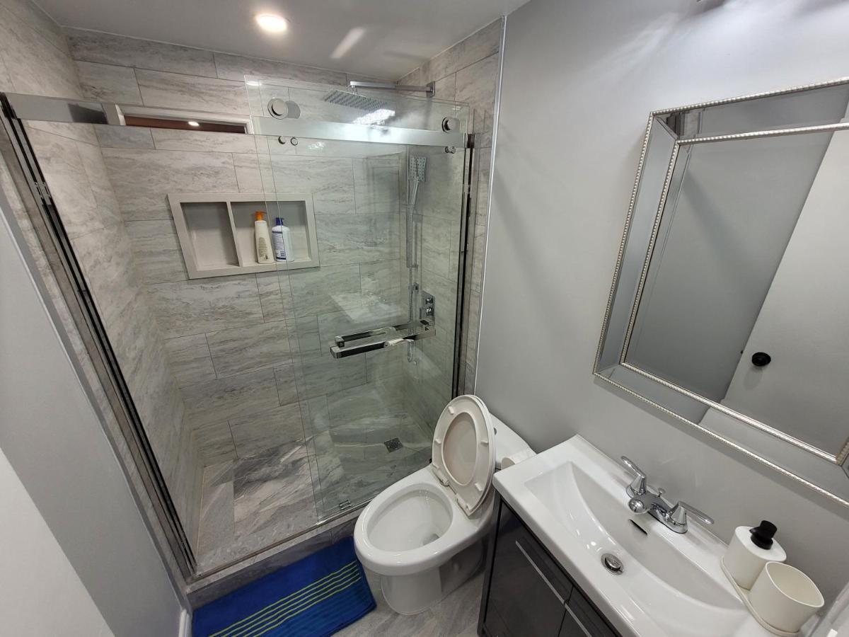 Guest House Basement - Master Bedrooms In Bayview Village 토론토 외부 사진